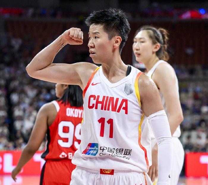 黄思静21年女篮亚洲杯个人集锦，对阵日本砍18分7篮板